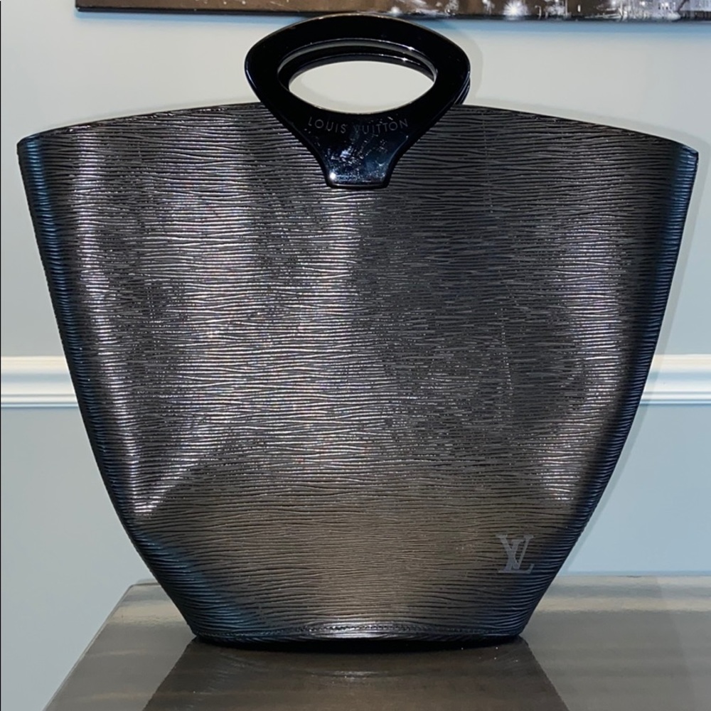 LOUIS VUITTON Black Preowed Bag